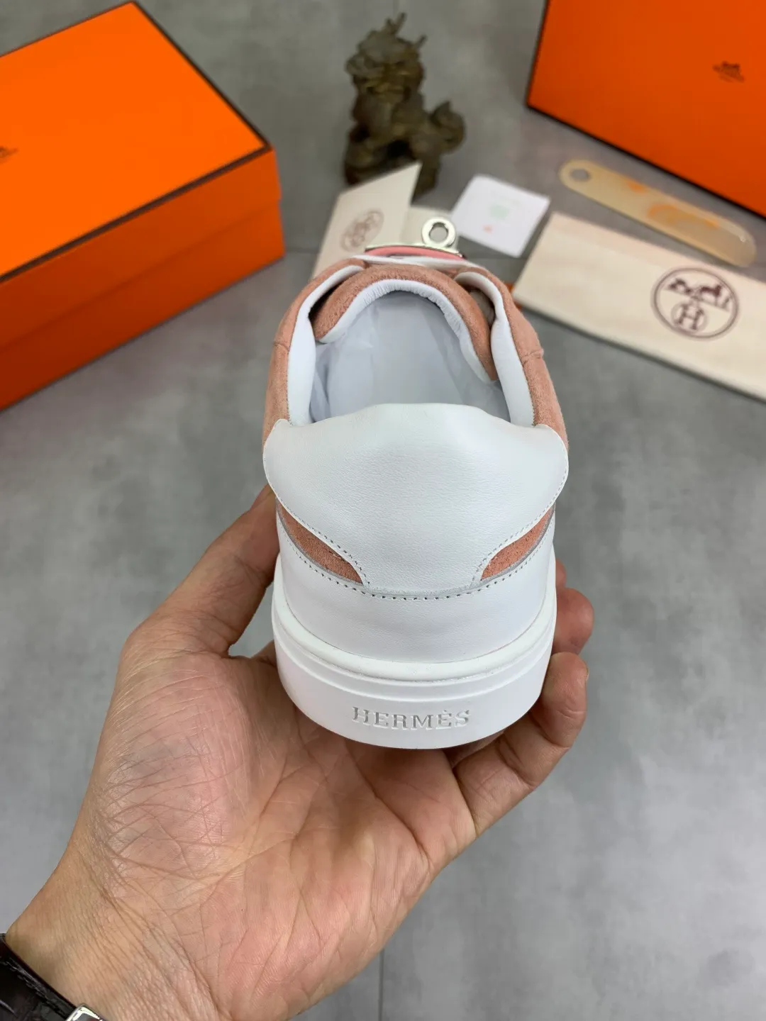 Men's men's shoes 💰P640 New Hermes top version Hermès classic couple style #𝐊𝐞𝐥𝐥𝐲 buckle casual white shoes skateboard shoes that will not conflict with shoes at all. Full of unknowns, Hermès rarely produces flat casual shoes and they are paired with classic palladium-plated Kelly shoe buckles! You'll fall in love with it at first sight. It's super versatile and can be worn with any skirt or pants. 🉑️Close your eyes and wear it. It's super noble. Fabric: Specific cowhide/canvas material. Lining: Sheepskin lining. Outsole: Original molded TPU outsole. Size: 35-45.